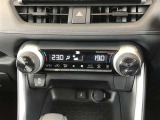 左右独立で温度調節ができるオートエアコンを装着しておりますのでドライブも快適に楽しめます!