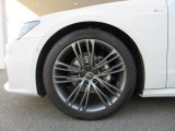 全車両に標準装備の純正アルミホイールは、純正ならではのバランスの良いデザインと、走行安定性をお楽しみ頂けます。