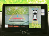 後方状況を安全確認できるモニター。狭い道や駐車時も安心です。周囲の状況を把握し、安全な運転をサポートします。