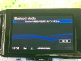 お気に入りの音楽で、快適なドライブを。Bluetooth接続にも対応し、スマートフォンとの連携もスムーズです。車内をエンターテインメント空間に。