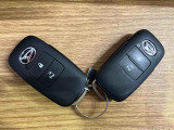 【スマートキー】 スマートキーを携帯していれば、ドアハンドルのボタンを押してロックの解除ができ、パワースライドドア(左側)もワンタッチで開閉できます。