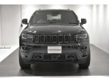 Jeep伝統の7スロットグリルが存在感ありますね。
