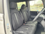 運転席からの視界は良好。ゆったりと座れるシートで、長距離運転でも疲れにくいのが魅力です。快適な空間でドライブを楽しみましょう。