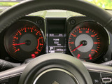 視認性の高いメーターで、運転状況を的確に把握できます。重要な情報を一目で確認でき、安全運転をサポートする頼もしい相棒です。