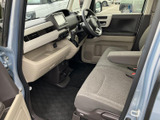 シンプルで使いやすい操作系が特徴。運転に集中できる、快適な空間です。広々とした室内空間も魅力です。安全装備も充実しています。