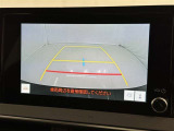 後方の見える安心をお届けするバックガイドモニター付:バックするときのアシストラインもあって楽々バック!車庫入れや縦列駐車をサポートし、苦手な駐車も安心です!今やもう手放せない装備ですネ♪