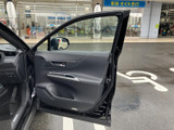 運転席からの視界は広く、運転操作もスムーズ。上質な素材が、心地よいドライビング体験をサポートします。快適な時間を過ごせます。