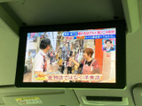 後席でも映像を楽しめるモニターを搭載。長距離移動時のお子様も、飽きることなく過ごせるでしょう。移動時間を、快適なエンターテイメントタイムに変えます。
