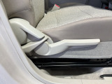 シートハイトアジャスターが付いているので運転姿勢を調整するのに便利ですね。身長に合ったシートポジションは安全運転や疲労軽減にもつながります。
