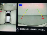 【アラウンドビューモニター】まるでクルマを真上から見ているようなアラウンドビューモニターで運転をサポート。運転席から見えにくい車の四隅や後方もモニターでしっかり見えます。