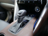 CVT(無段変速)のオートマチックです。フロアシフトがとても使い易いです。また高燃費に貢献するのもこのオートマチックです(*^_^*)
