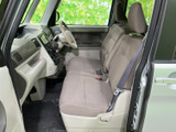 運転席周りはシンプルで操作性に優れています。必要な情報が視認しやすく、安全運転をサポートします。使いやすさを重視した設計です。