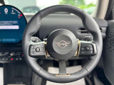 左が運転支援システムの操作スイッチ、右がオーディオ系スイッチになります。非常に使いやすく配置されています