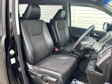 運転席まわりには十分なスペースがあり、大柄な方でもゆったり運転していただける環境です。