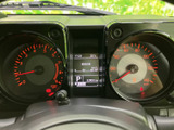 視認性の高いメーター類が、運転に必要な情報を的確に伝えます。デジタル表示により、スマートな印象を与えます。運転状況を一目で把握できます。