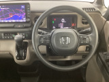 【ハンドル】運転にかかわる様々な操作を安全に行えるように視点移動が少なく操作性に配慮されたスイッチ類が凝縮されたコックピットです。