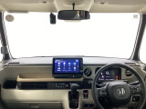 フロントガラスが大きく、ワイドな視界で運転もしやすくなるように設定されています。