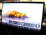 ディスプレイのメイン画面にはナビゲーションやSpotify、ラジオなどのアプリが表示されています スマートフォンのようにアプリを切り替えて操作します