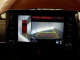 【全周囲モニター】車を上空から見下ろしたような映像をカーナビ画面に映し出し、車庫入れや縦列駐車をサポートしてくれます。