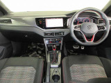 赤のステッチが散りばめられたインテリア!!フロント部分は開放的で見やすくなっております☆