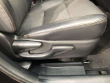 運転席シート座面は上下アジャスター付きです。お好みの位置に調整可能です。