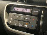 フルオートエアコンが装備されています!お好みの温度設定をするだけでエアコンの風量やモードの切り替えを自動でコントロールしてくれます!ユーザーの操作が少なく燃費走行にもつながります!