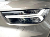 【LEDヘッドライト】明るく眩しいハイビームを先行車や対向車に照射しないオートハイビームを備えたLEDヘッドライト。北欧神話に登場するトールハンマーをモチーフにした、一目でボルボとわかるデザイン。