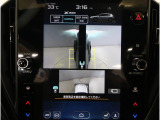 左右のサイドカメラ映像を同時に表示し、車両周囲の死角をしっかりカバー。狭い道や駐車時の接触リスクを減らし、安心して操作できる視界を確保します。