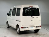 広い展示場にゆったりと展示をしております。ベビーカーでもゆっくりと車をご覧いただけますよ!