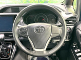 インテリアに合わせたデザインのステアリングは、運転される方のことも考え、運転しやすい形状、大きさです。是非一度、実際に触ってお確かめください。