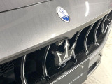 エクステリアにはもう一つエンブレムが。マセラティのイメージカラーのブルーが差し色に。