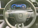 握りやすいステアリングは、運転の楽しさを高めます。操作スイッチを配置し、運転中の操作性を向上させています。
