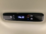 ルーフ中央にエアコン操作パネルがついていますので、2列目・3列目にお乗りの方も快適に過ごせます。