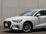 ●Audiが最初に採用したLEDポジショニングランプ。シャープなラインで昼間でも点けていたいと思うほど上品でオシャレです。夜間走行時はさらに目立ちます!