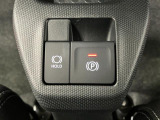 【電動パーキングブレーキ+オートブレーキホールド機能】 指先だけで簡単に操作が可能なパーキングブレーキ、スイッチを押すとブレーキペダルから足を離してもブレーキを保持できるオートブレーキホールド搭載。