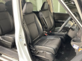 乗降がしやすい運転席。高さが調節できて小柄な方でも運転しやすいポジションをとることができます。