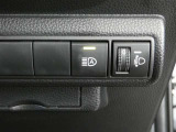 オートマチックハイビーム装備です。先行車や対向車のライトを認識し、ハイビームとロービームを自動で切り替える機能です。夜道の視界を確保します。詳細は販売店スタッフまでおたずねください。