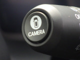 ★マルチビューカメラ★ワイパーレバー先端の「CAMERAスイッチ」を押すことで、車を上空から見下ろしたような映像をカーナビ画面に映し出し、車庫入れや縦列駐車をサポートしてくれます♪