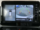 ギアを『R』に入れるとナビ画面に、まるで雲の上から覗いているような映像が映り、駐車をサポートしてくれます。