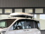 【ルーフボックス】車内に収まりきらない荷物も積載可能。キャンプやレジャーなど荷物の多いお出かけに活躍します。