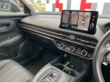 助手席周辺はこのようになっております。運転手だけでなく助手席に一緒に乗られる方も広々と快適にお乗り頂けるような設計です!各種装備を次の写真からご案内いたしますのでご覧ください。