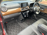 運転席周りはシンプルで使いやすく、操作性に優れています。ステアリングやシートの質感も良く、快適な運転をサポートします。収納スペースも充実。