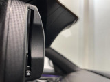 自動防眩機能を備えたルームミラー。ETC車載器を搭載しておりスタイリッシュかつ機能性を兼ね備えております。