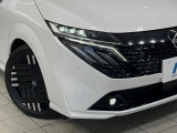 【LEDヘッドライト】悪天候や夜間走行時も良好な視界を確保し安心して運転できる高輝度LEDヘッドライトを装備!点灯速度が早く、消費電力も抑えられています。