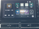 高精細ディスプレイが、運転中の情報提供をサポート。ラジオや音楽も楽しめます。スマートフォン連携機能も搭載し、快適なドライブを演出します。