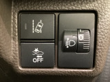 ハンドルの右側にはヘットライトリベライザーとHondaセンシング用のメインスイッチがついています。ヘッドライトリベライザーは道路状況や積荷の加重に応じてライトの高さを調節できます。