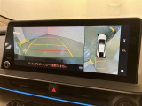 複数のカメラの映像をもとに、クルマを真上から見ているような映像をドライバーに提供し駐車をサポートする機能です。