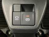 【電動パーキングブレーキ+オートブレーキホールド機能】 指先だけで簡単に操作が可能なパーキングブレーキ、スイッチを押すとブレーキペダルから足を離してもブレーキを保持できるオートブレーキホールド搭載。