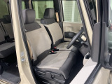 乗降がしやすい運転席。高さが調節できて小柄な方でも運転しやすいポジションをとることができます。