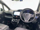 運転席まわりです。 各操作スイッチは使いやすい位置に配置されてます。